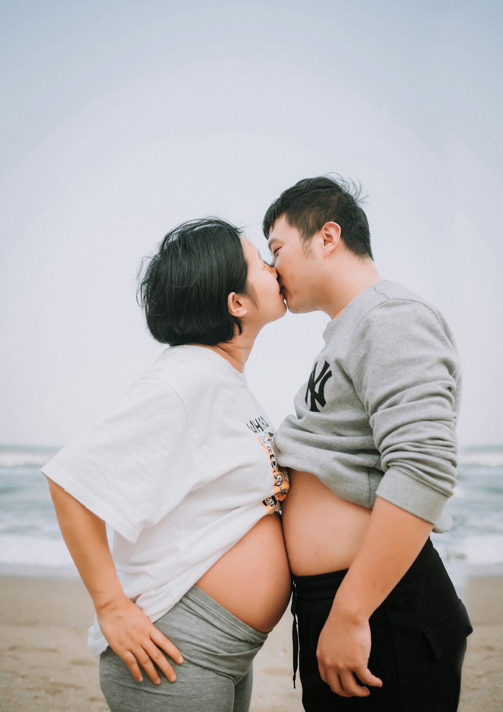 해변에서 키스하는 커플