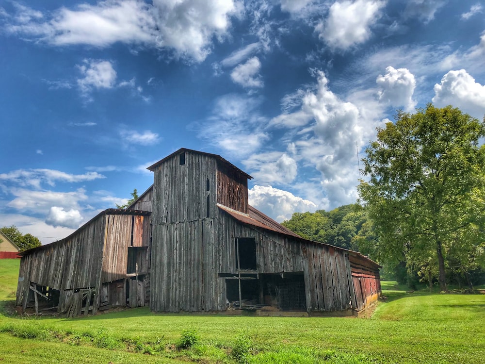 wooden building under blue sky