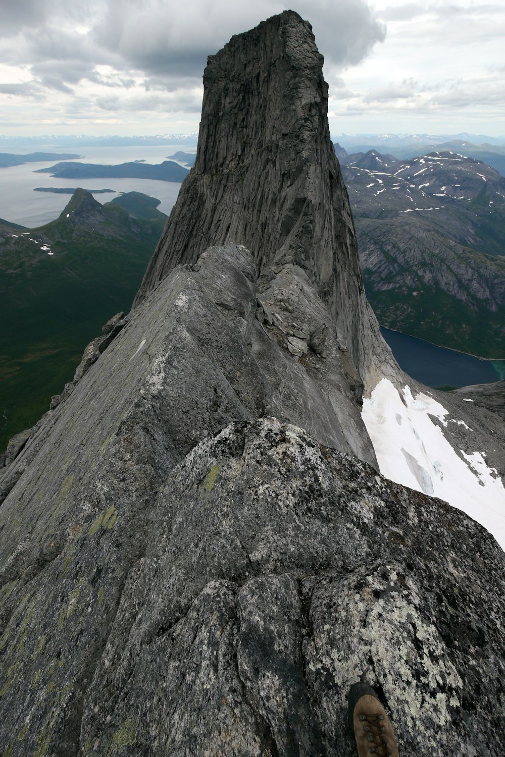 Vista del picco roccioso della montagna