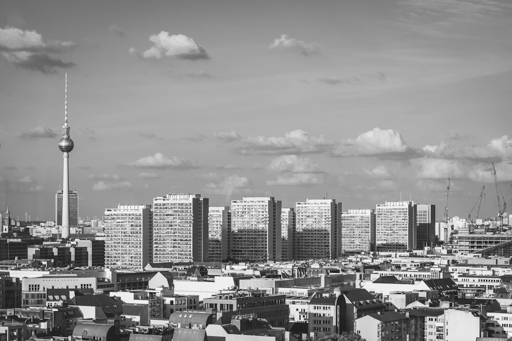 Photo en niveaux de gris d’immeubles de grande hauteur