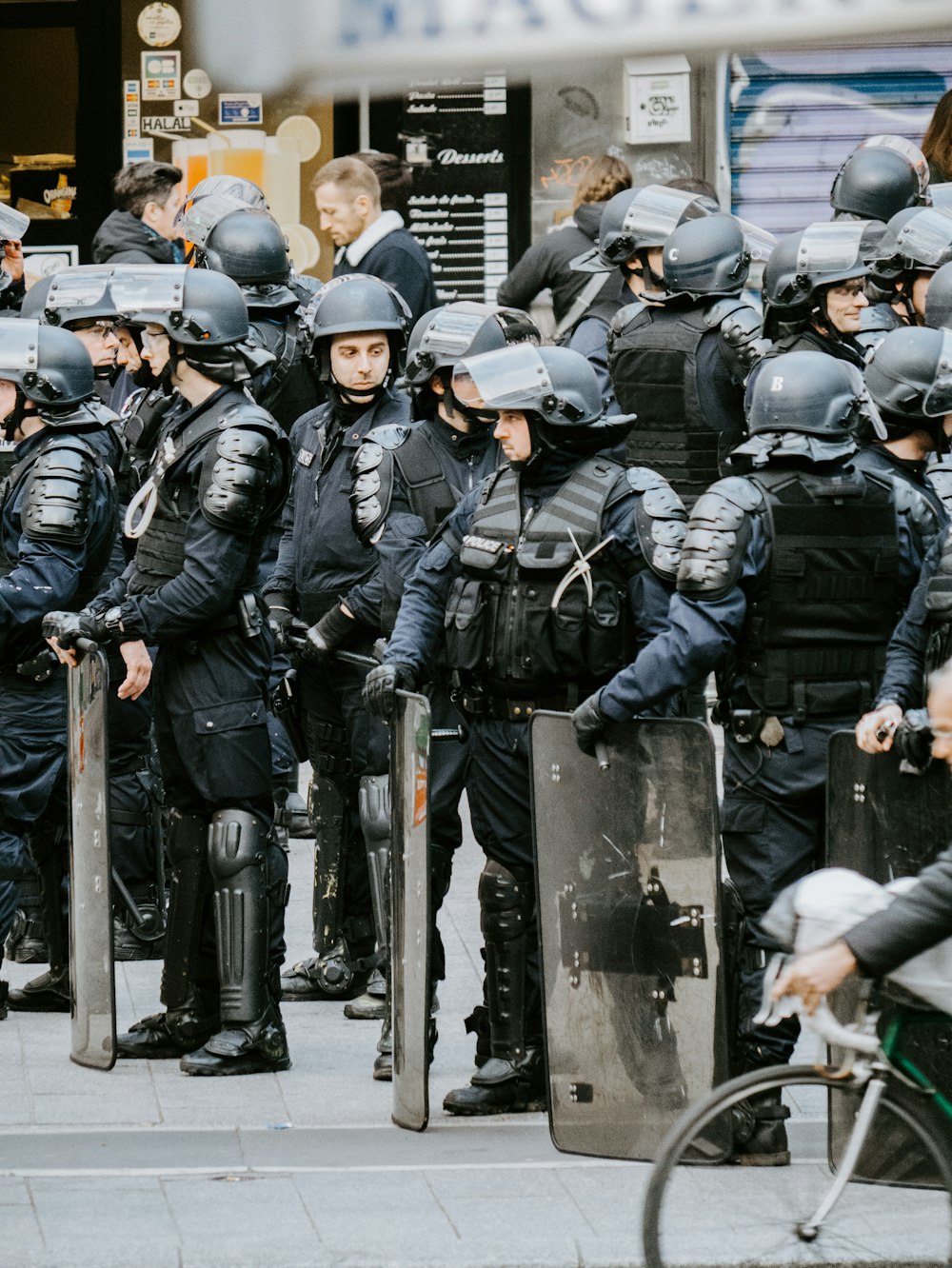 policiais usando capacetes