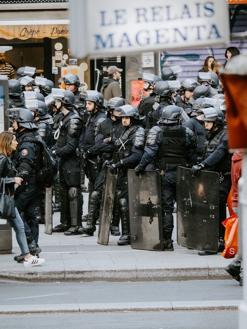 Gardien de compagnie républicaine de sécurité (CRS) / Gardienne de compagnie républicaine de sécurité (CRS)