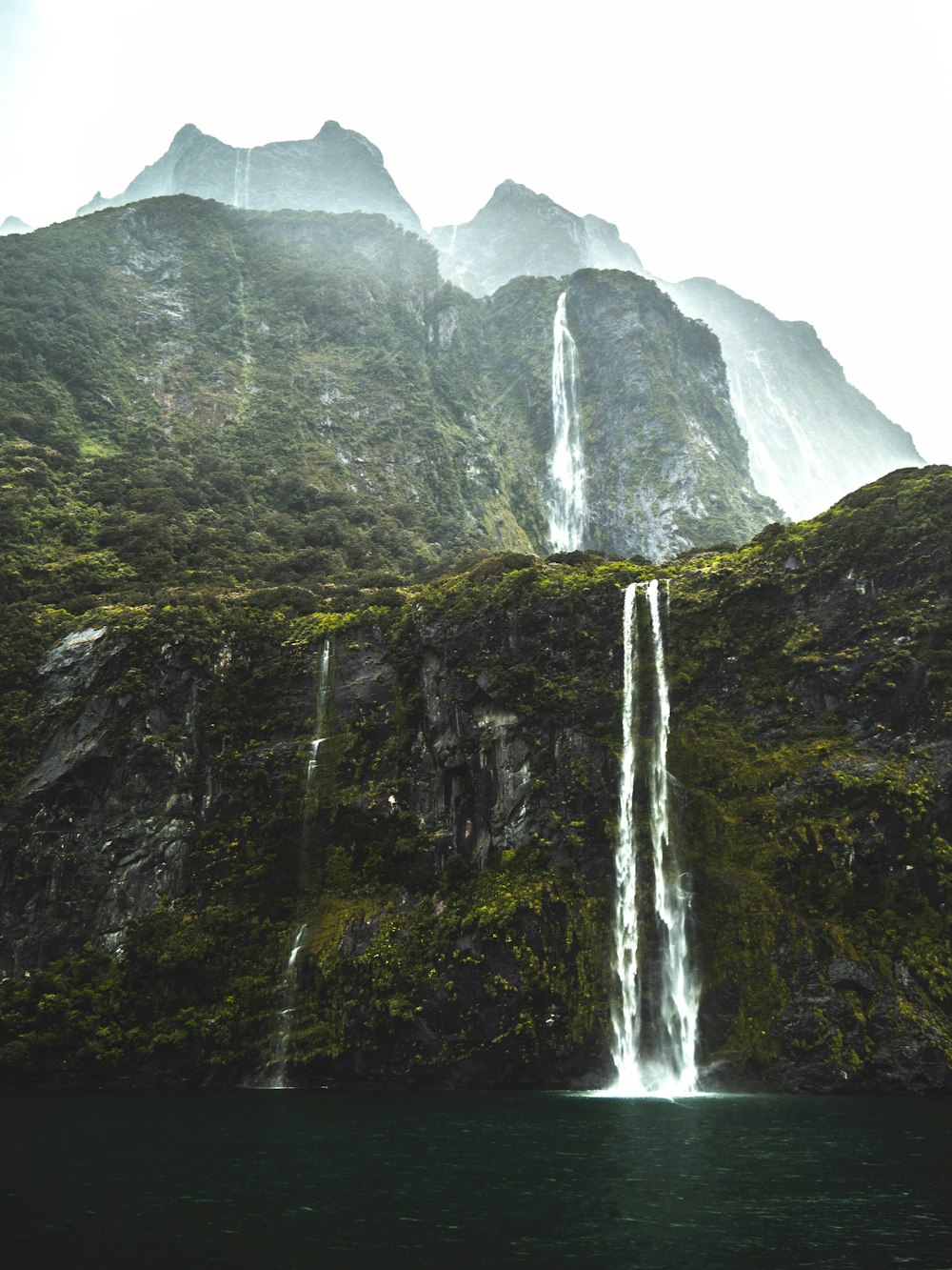 cascades sous ciel blanc