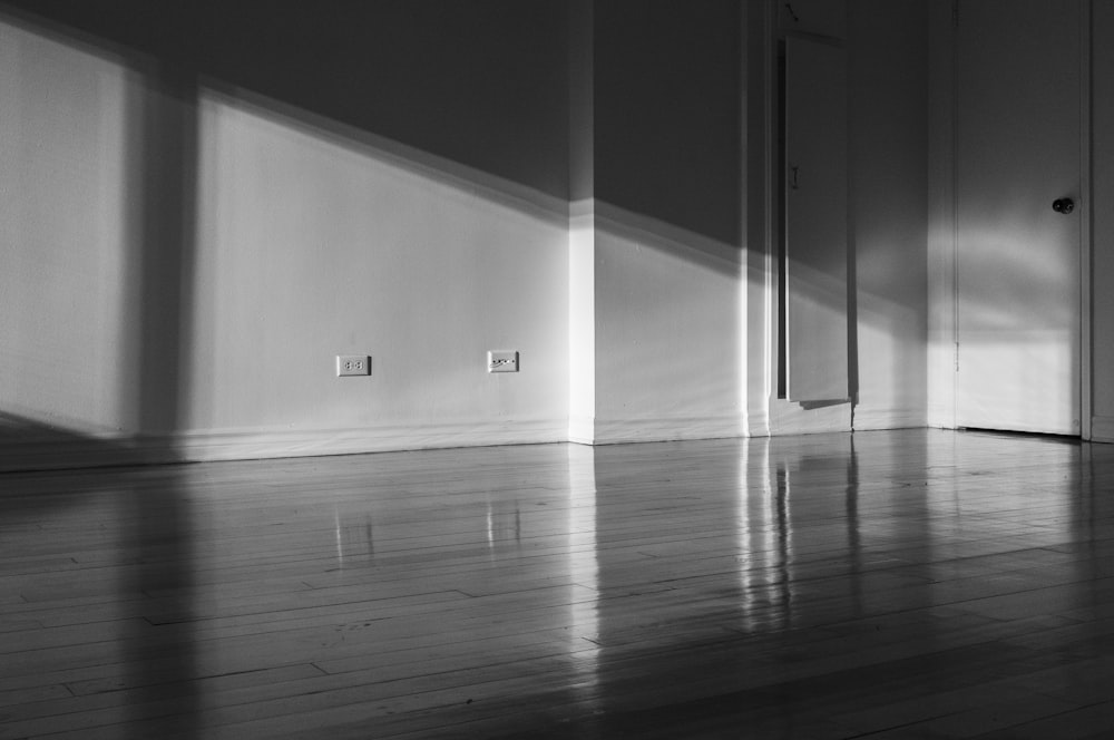 Una foto en blanco y negro de una habitación con una puerta