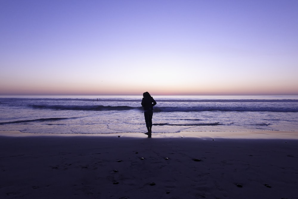 donna in piedi sul seashoe
