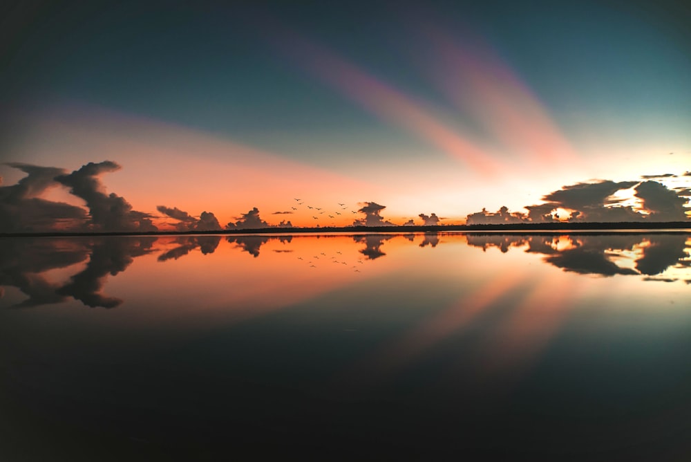 Cuerpo de agua en calma durante la puesta de sol