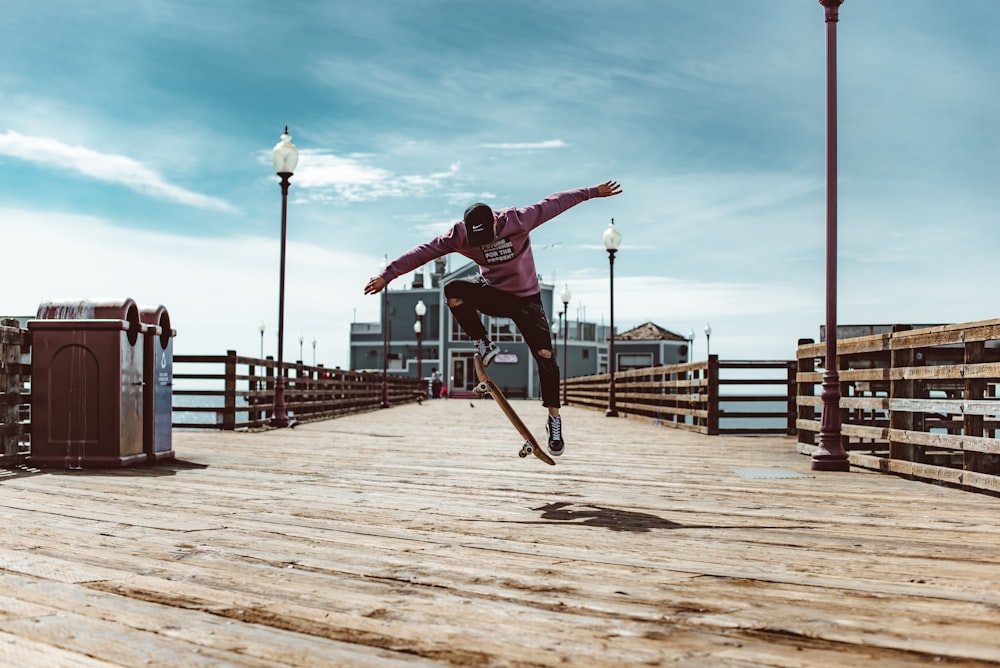 Mann spielt Skateboard