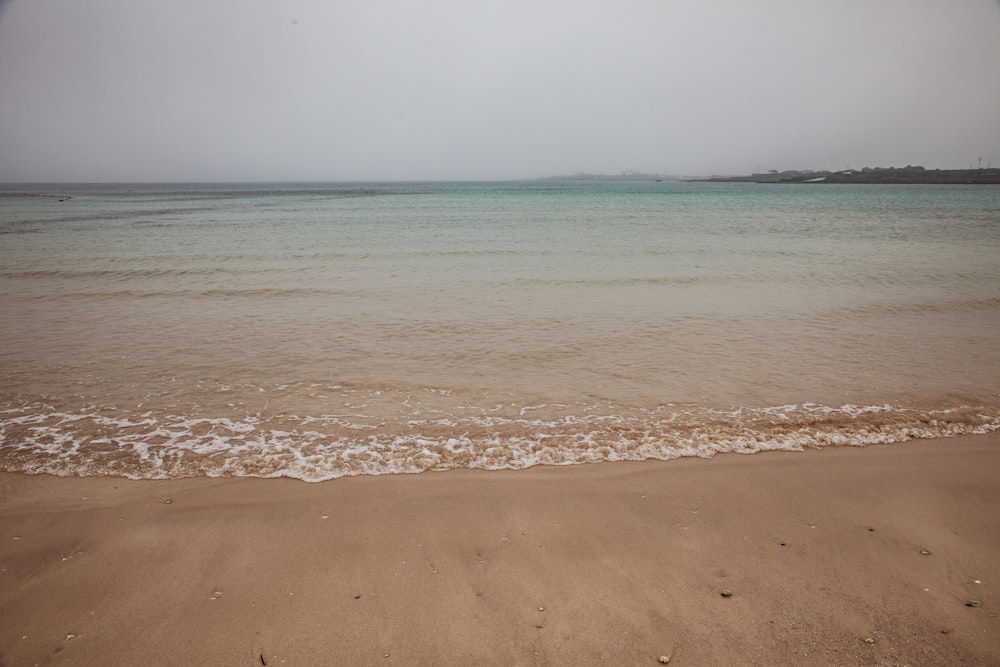 green sea viewing mountain during daytime