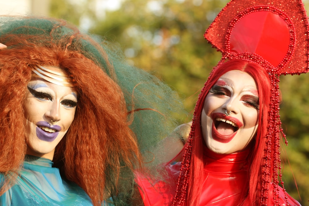 personas con maquillaje y máscaras