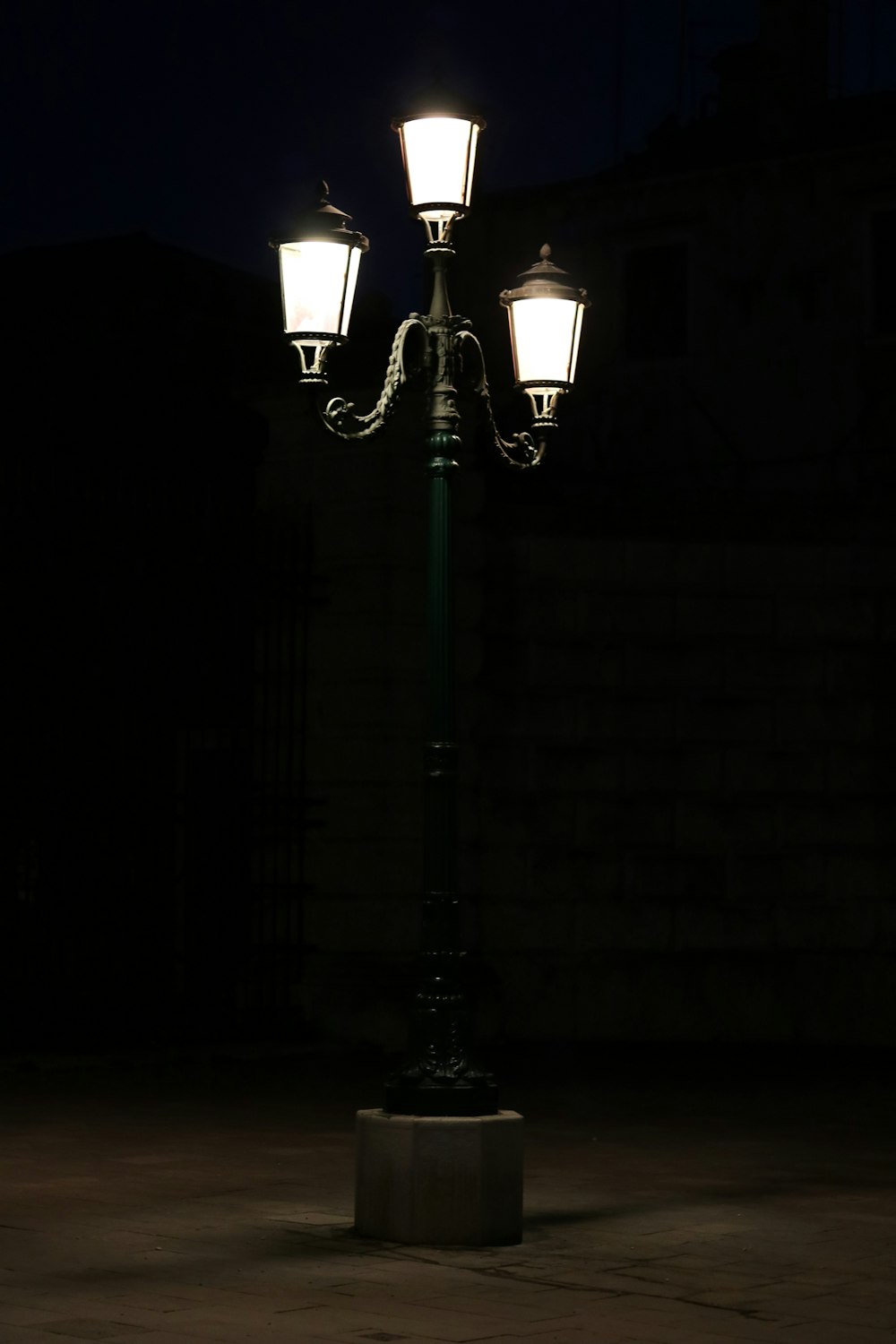 black 3-upright street lamp
