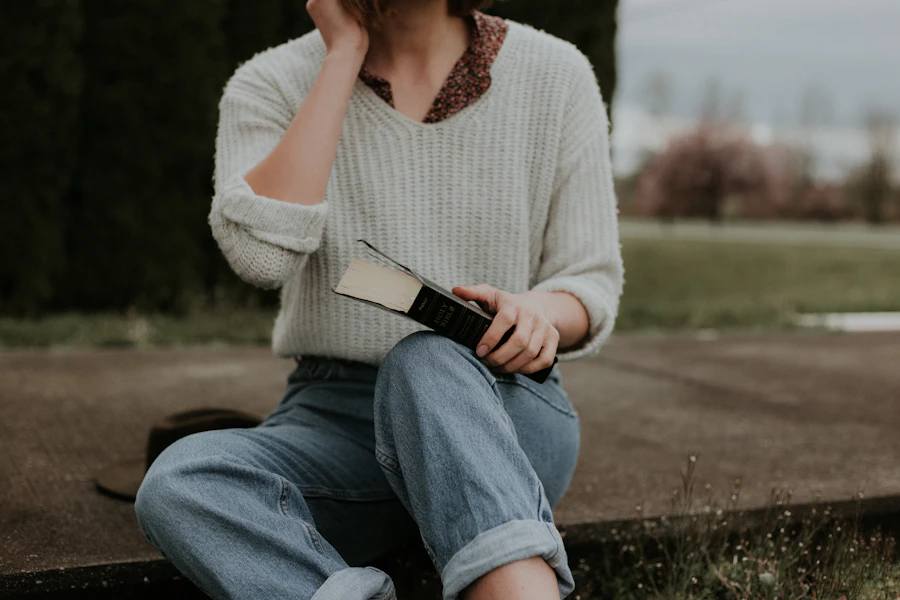 femme assise tout en tenant un livre