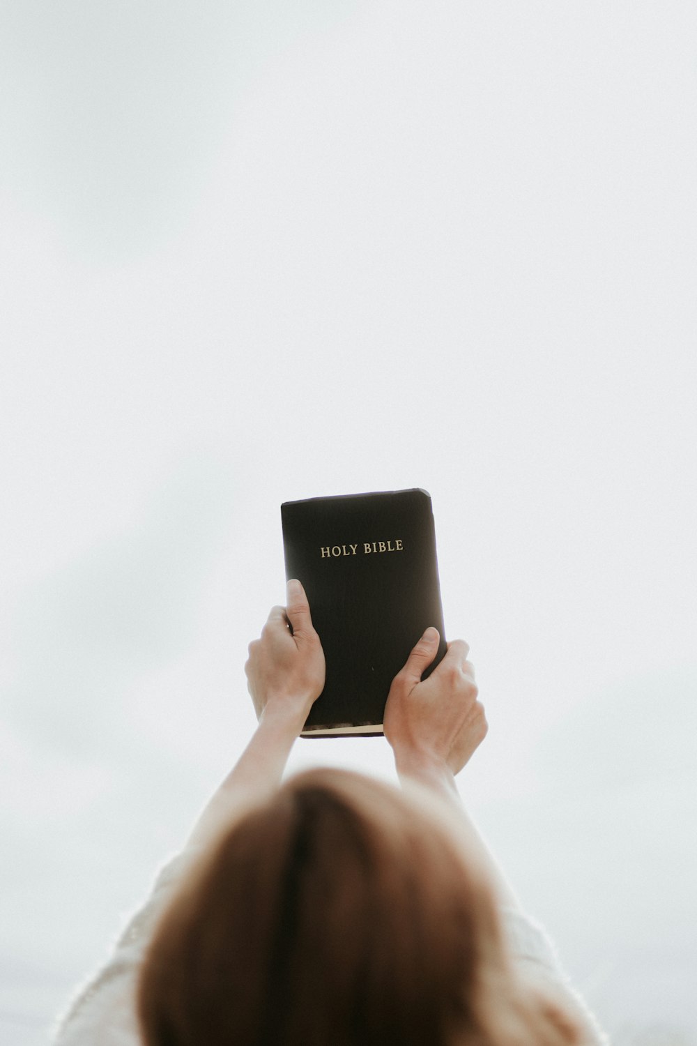 Person, die die Heilige Bibel in der Hand hält