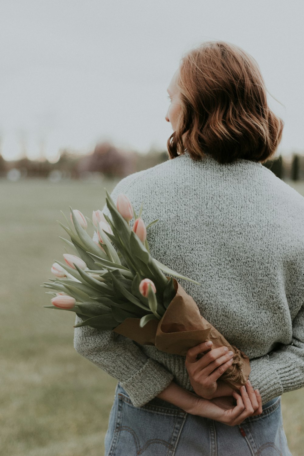 woman holding bouquet of pink roses