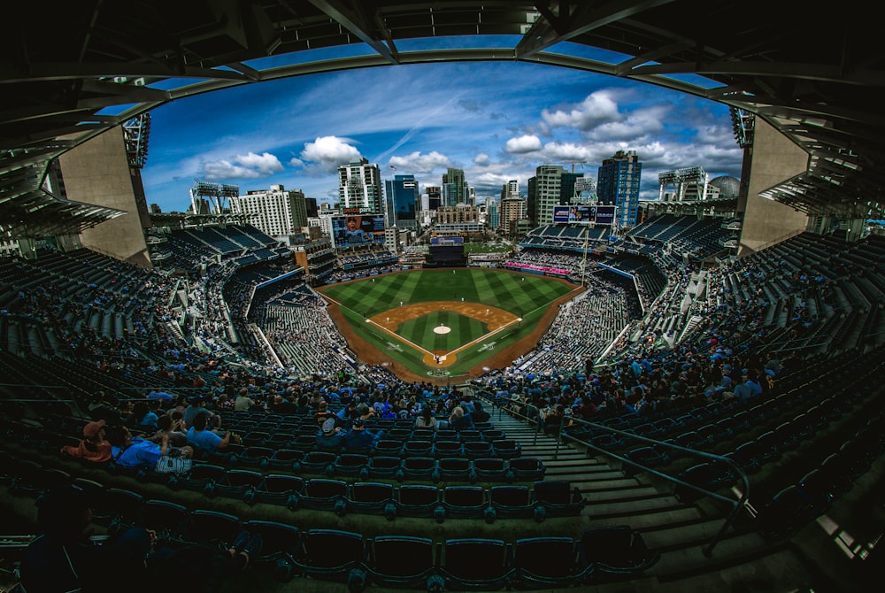 Fotografía aérea del estadio de béisbol rodeado de una multitud de personas