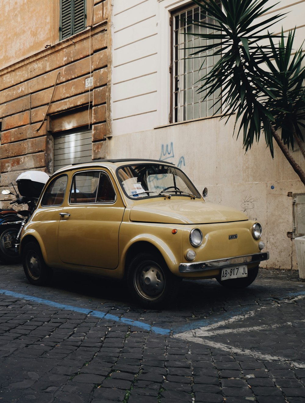 Carro amarelo estacionado