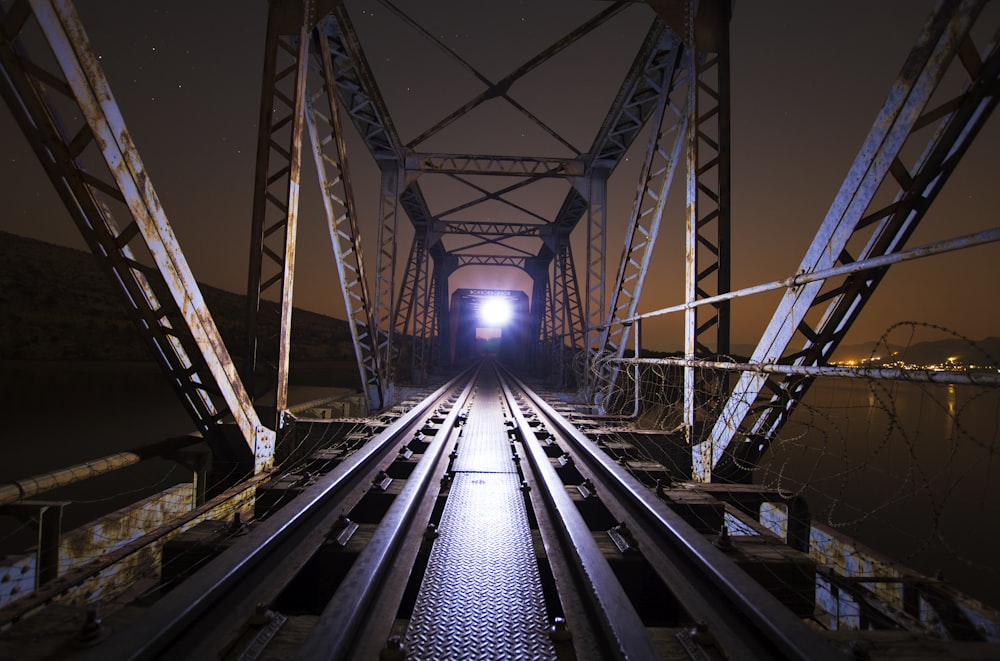 야간 열차의 얕은 초점 사진