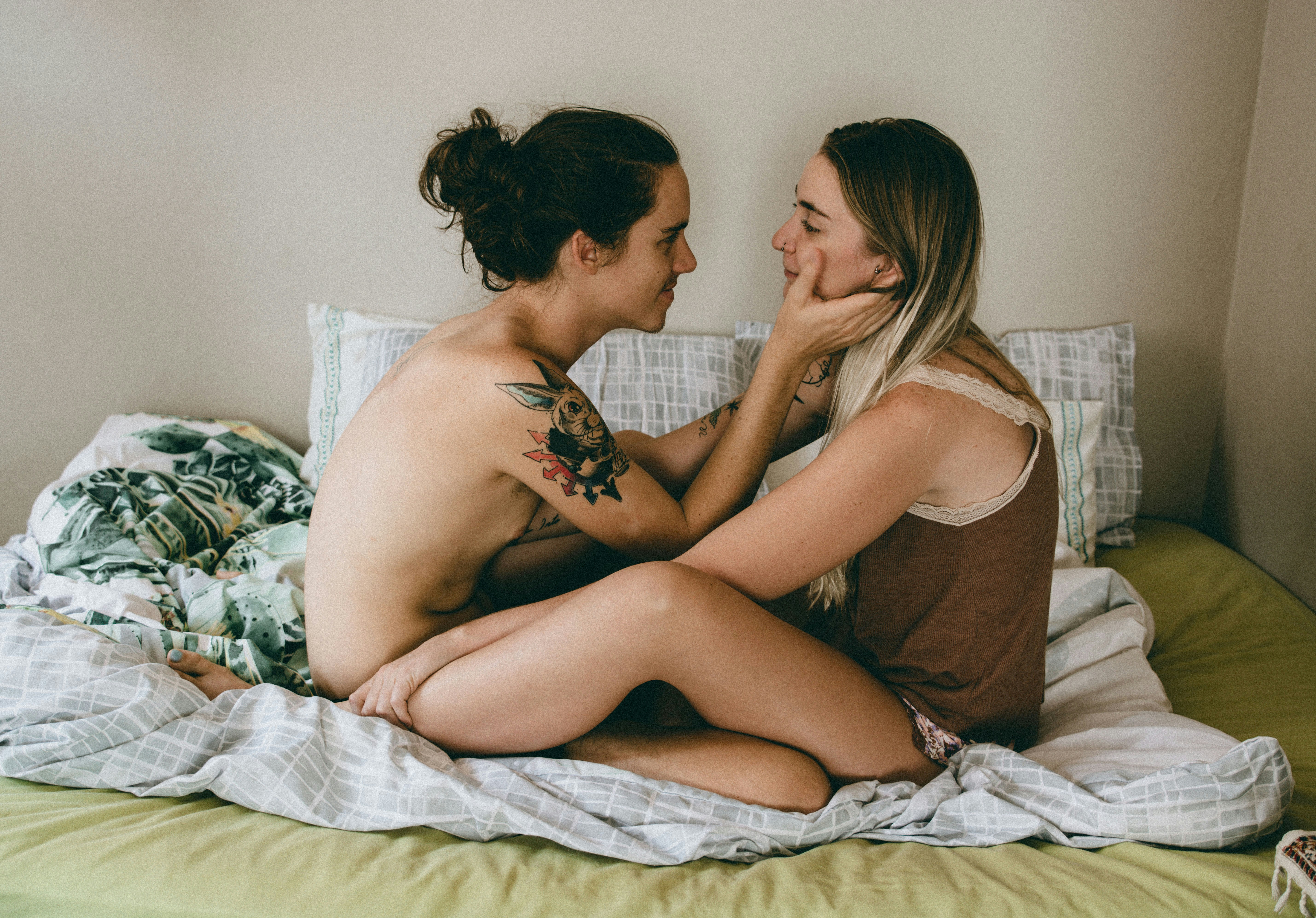 photo-1554371602-ad6e2ac6b329?ixid=M3wxMjA3fDB8MXxzZWFyY2h8OHx8bmFrZWQlMjBjaGF0fGVufDB8fHx8MTc0NjU5Mjk0NHww\u0026ixlib=rb-4.1.0