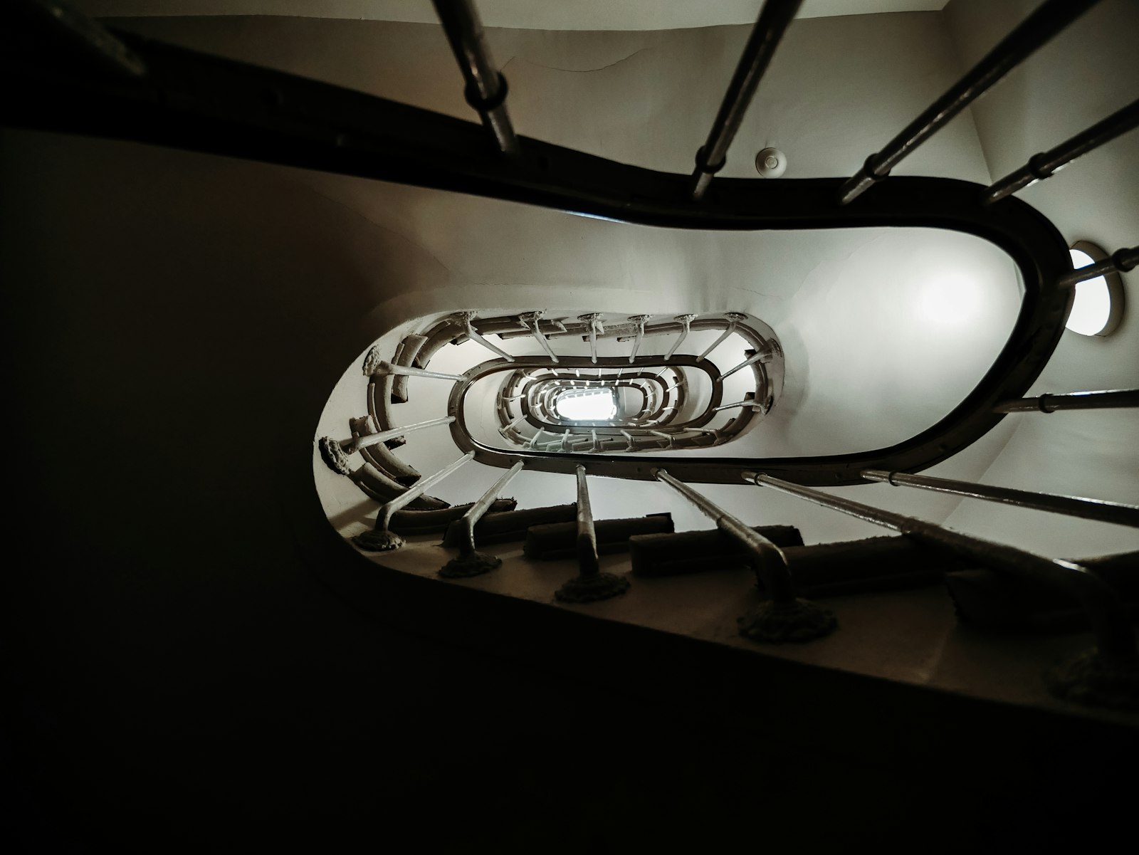 LUMIX G VARIO 12-35/F2.8II sample photo. White spiral stair photography