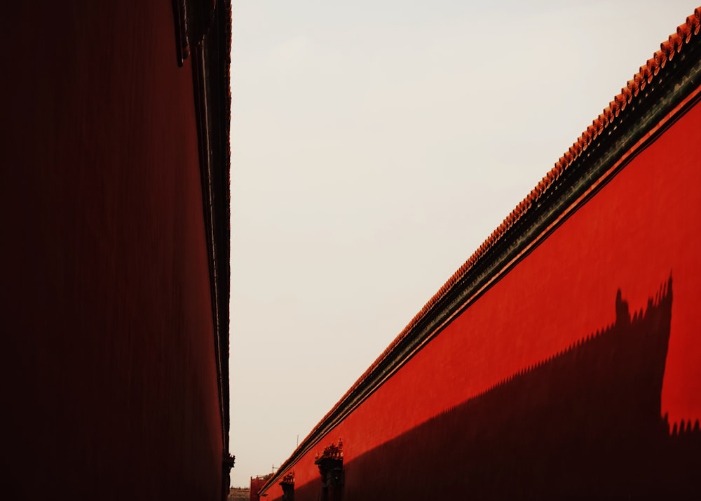 parede pintada de vermelho
