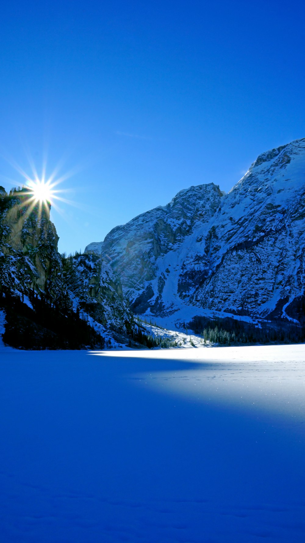 montagna coperta di neve