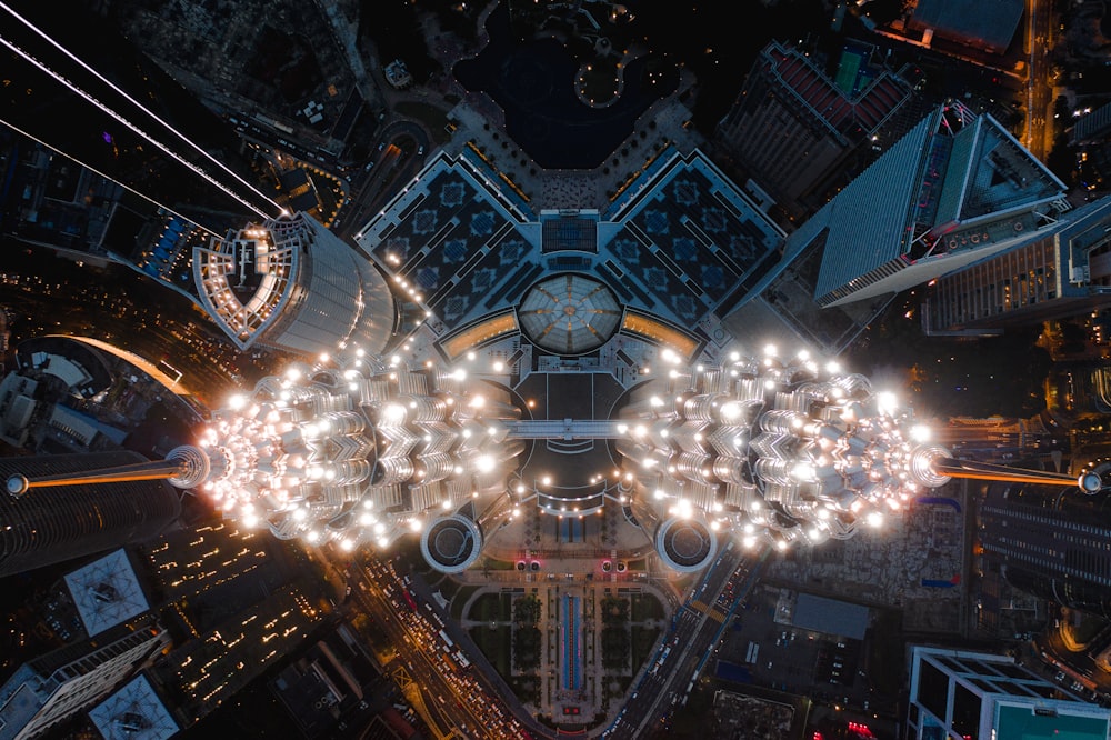 Luftaufnahmen von Stadtgebäuden mit eingeschaltetem Licht