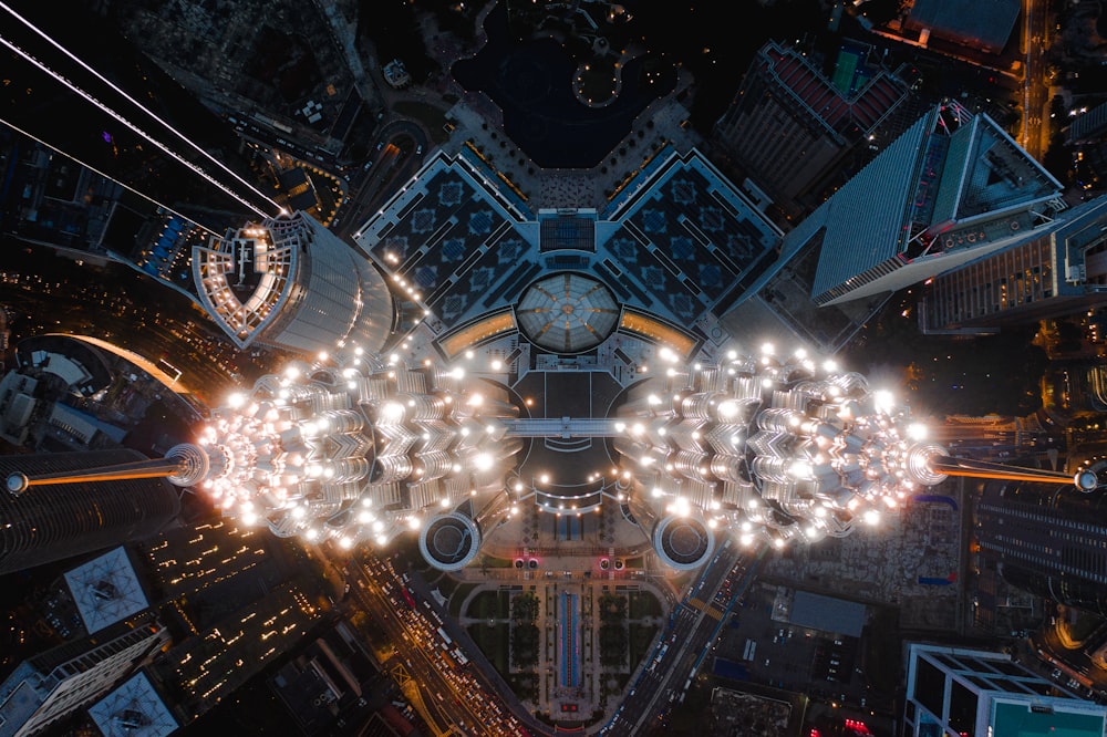 Photographie aérienne de bâtiments de la ville avec les lumières allumées