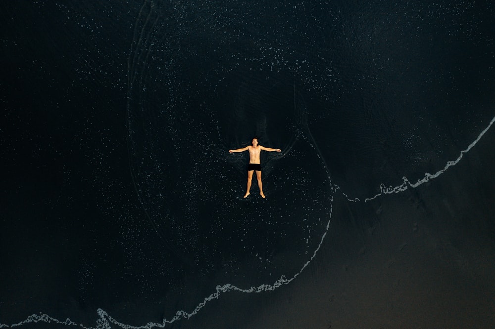 homme couché sur l’eau