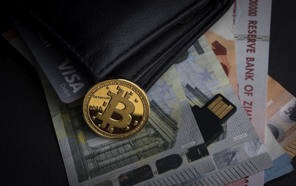 Un bitcoin assis sur une pile d’argent