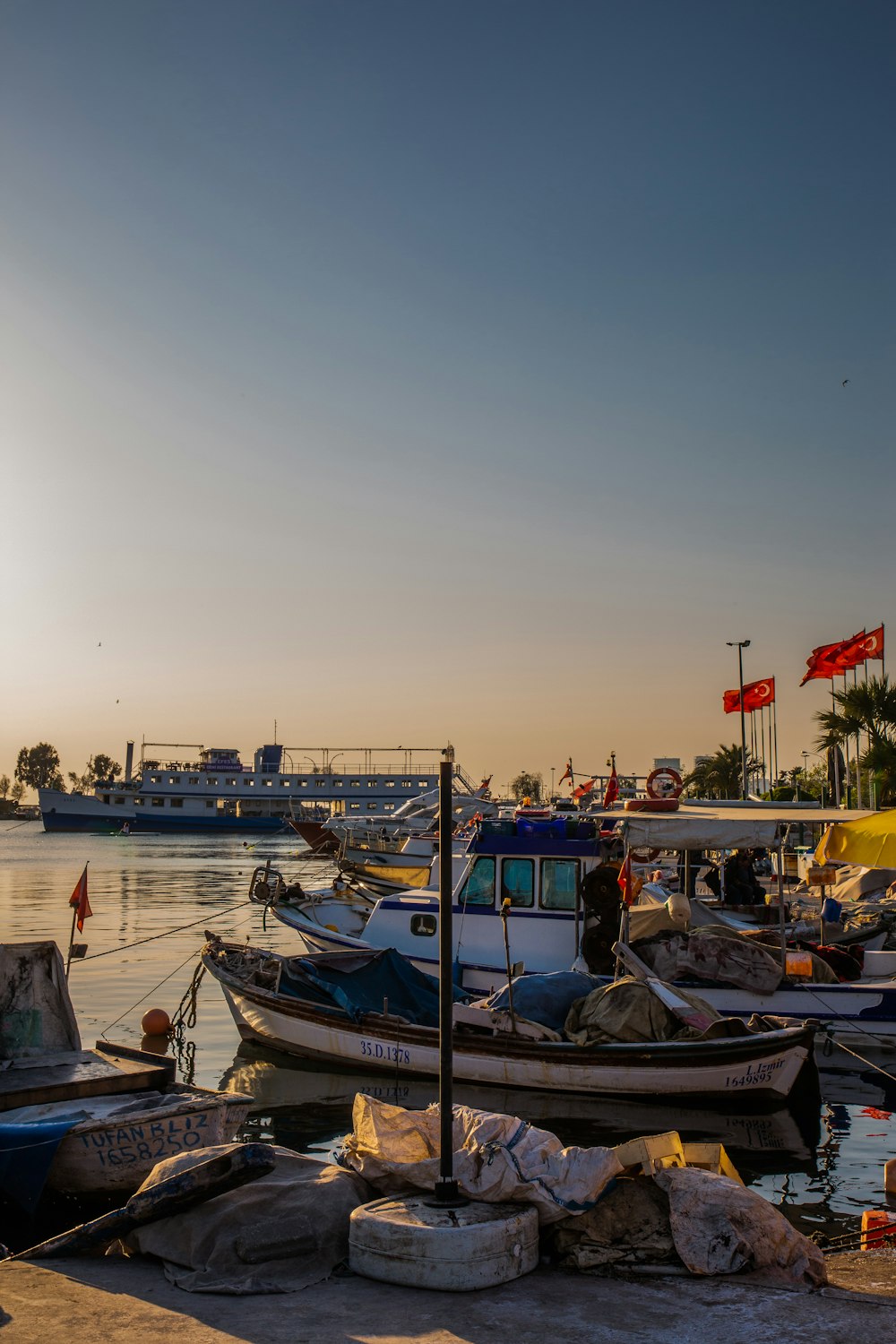 weißes und schwarzes Boot am Wasser