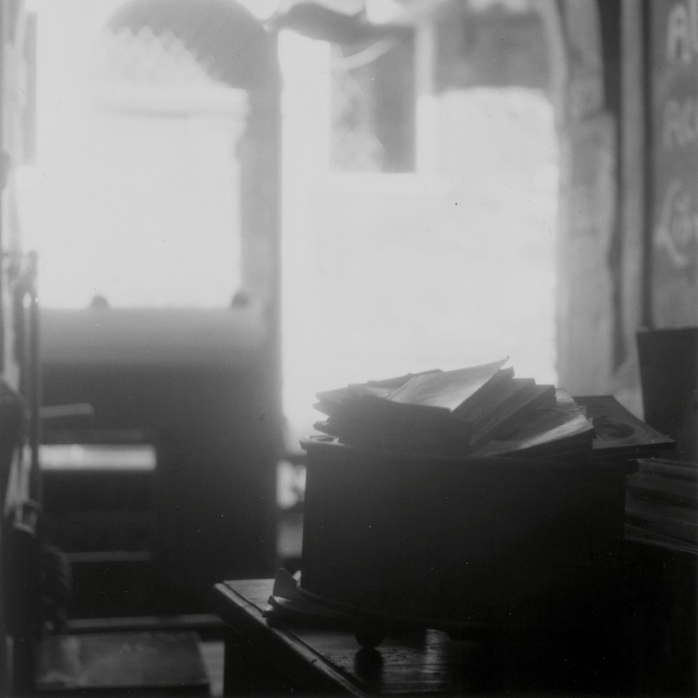 una pila di libri seduti sopra un tavolo di legno