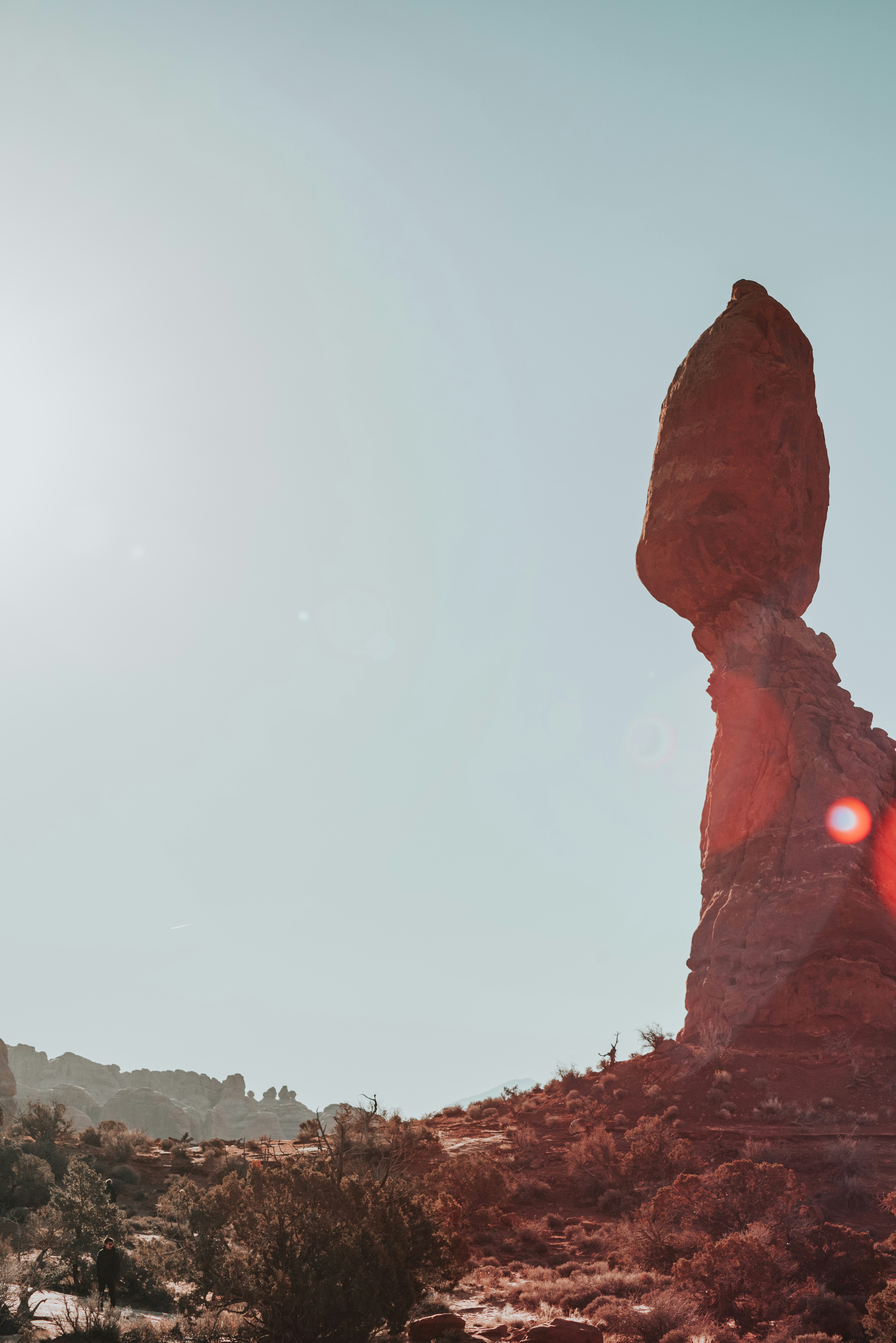 Formación de rocas marrones durante el día