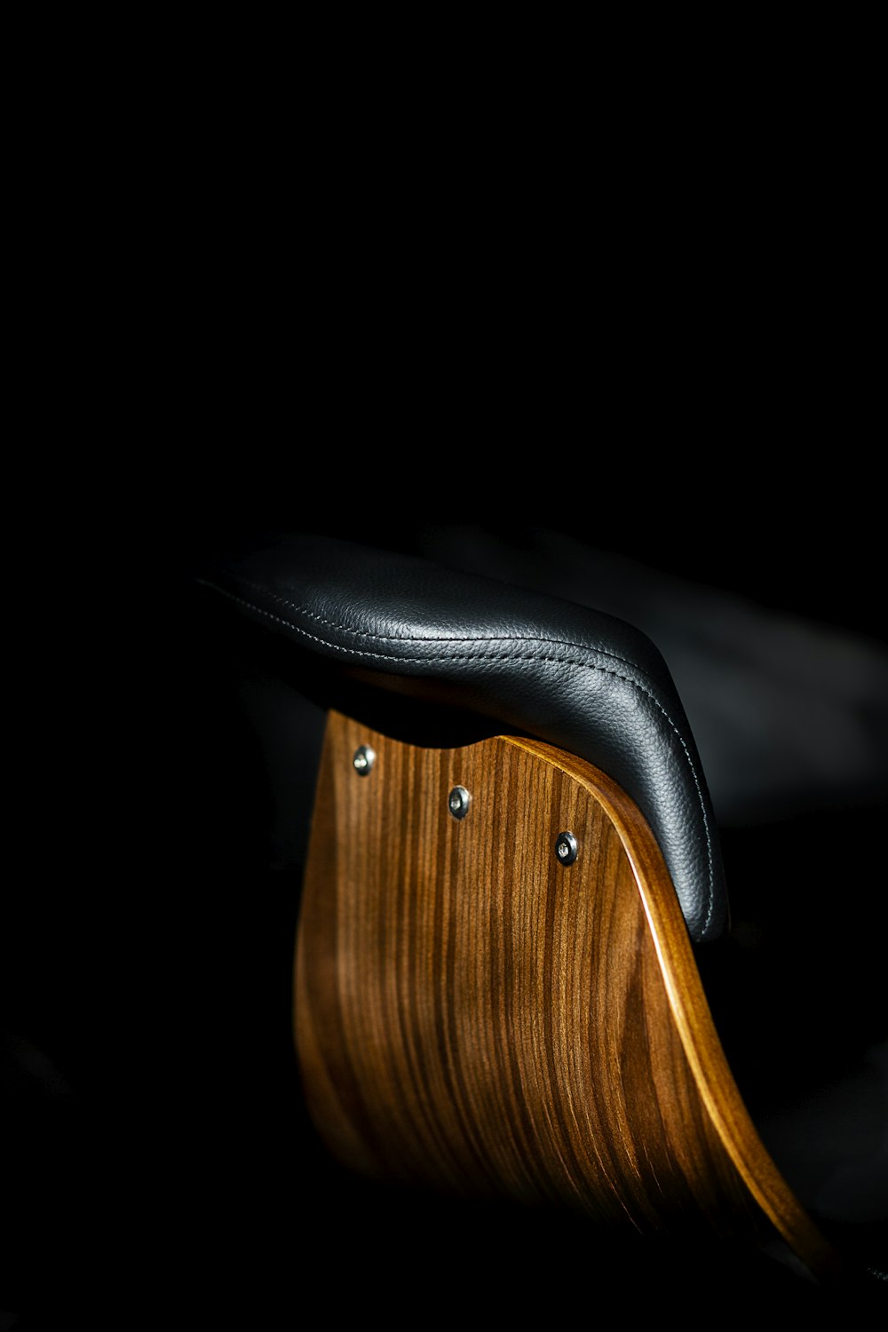Silla de montar de madera marrón