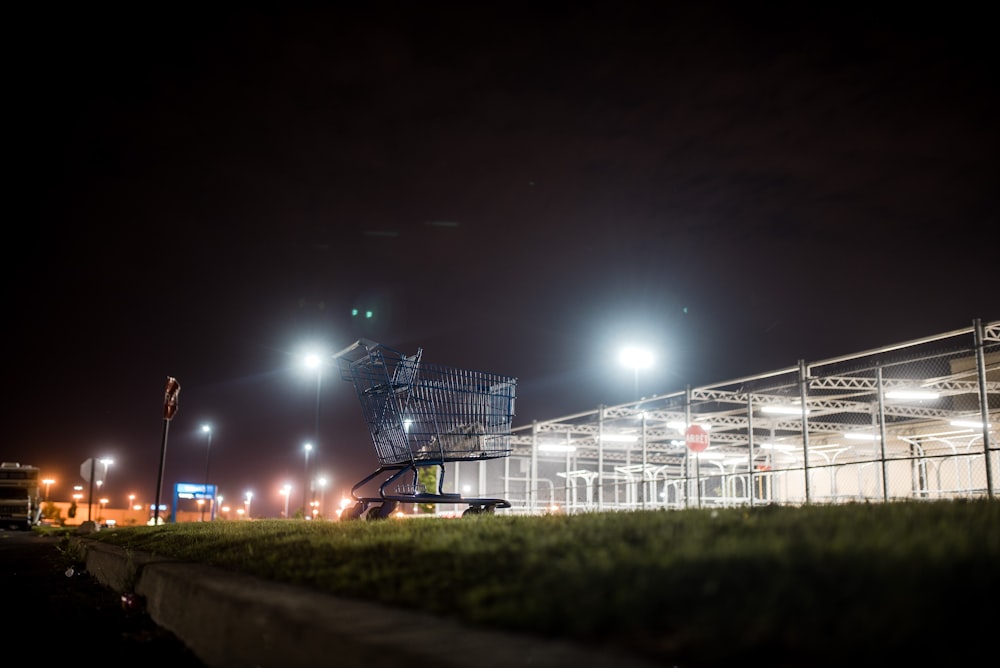 structure métallique grise pendant la nuit