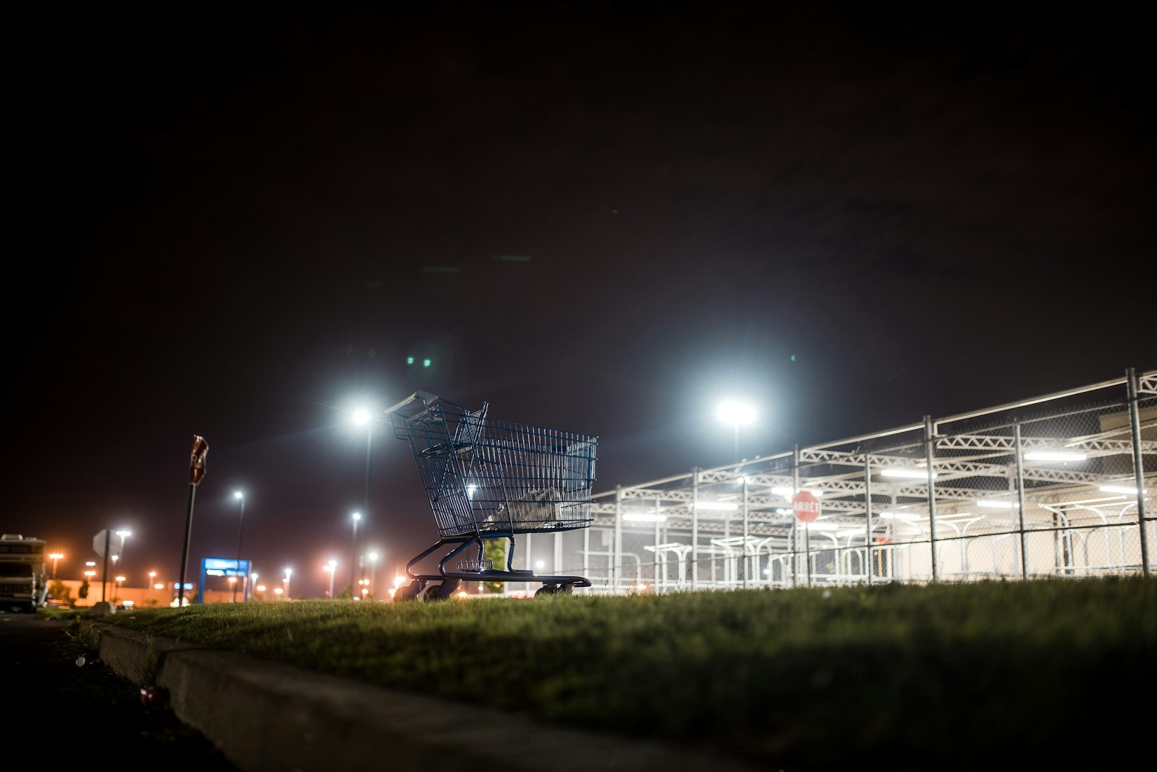 A shopping cart outside a Walmart in Canada (Tobias via Unsplash)