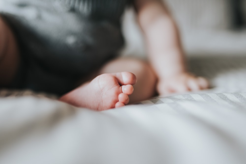 close-up photography of baby's foot