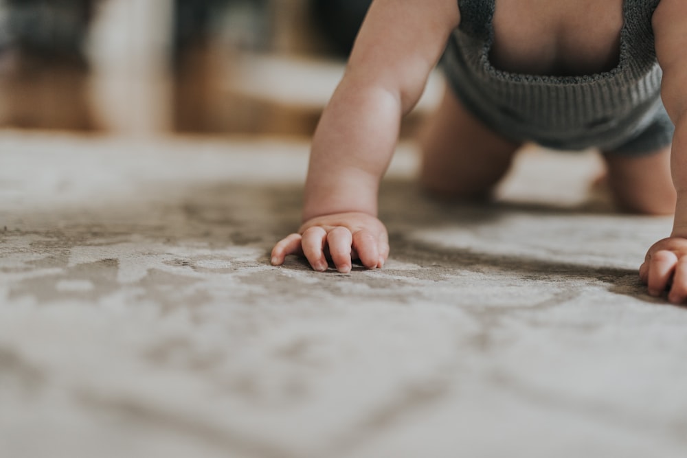 bambino che indossa una camicia grigia