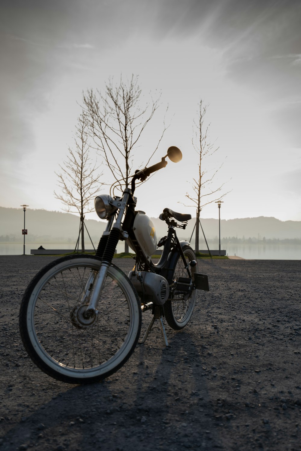 Bicicleta blanca en el suelo