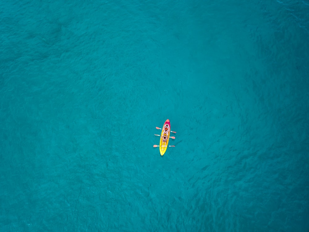 Luftaufnahme eines Bootes auf dem Wasser