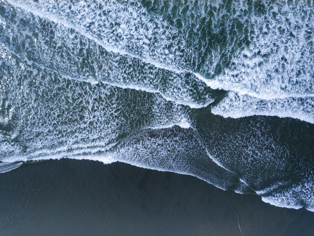 日中の海波