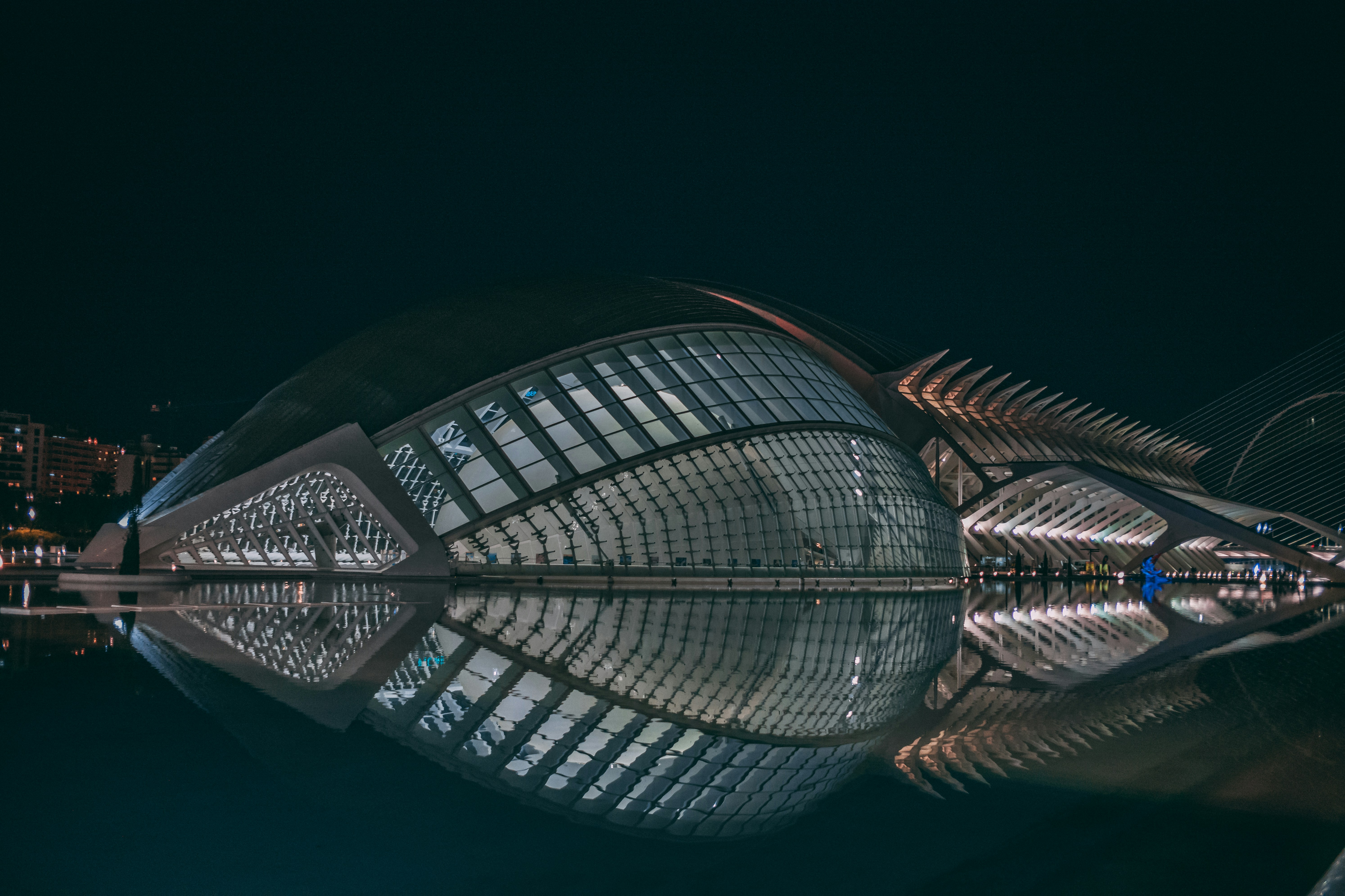 un edificio que está al lado de un cuerpo de agua