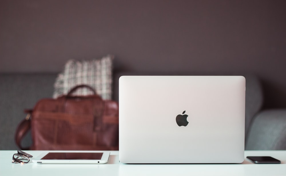 Apple Macbook AirとiPad をテーブルに並べた
