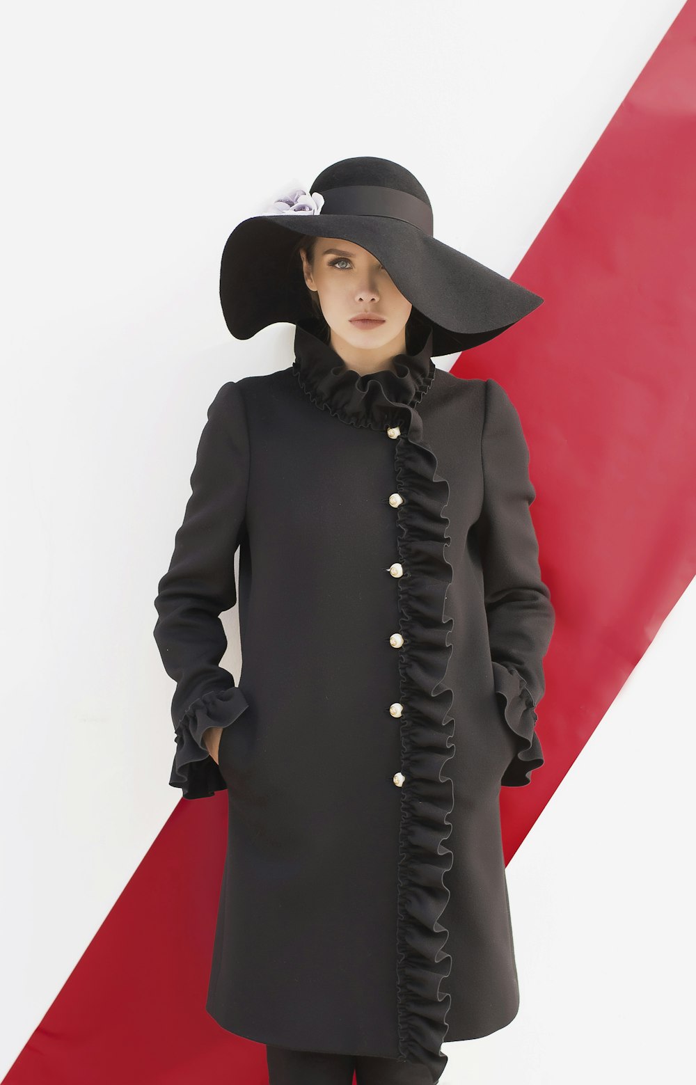 Mujer con vestido negro de manga larga y sombrero negro para el sol