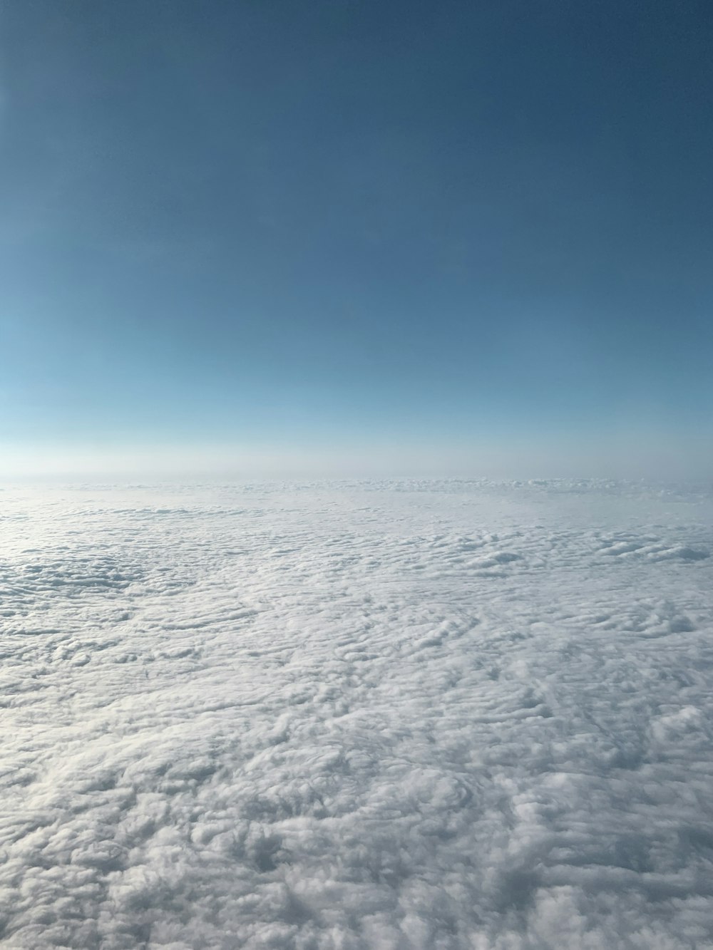 아래 땅을 덮고 있는 흰 구름