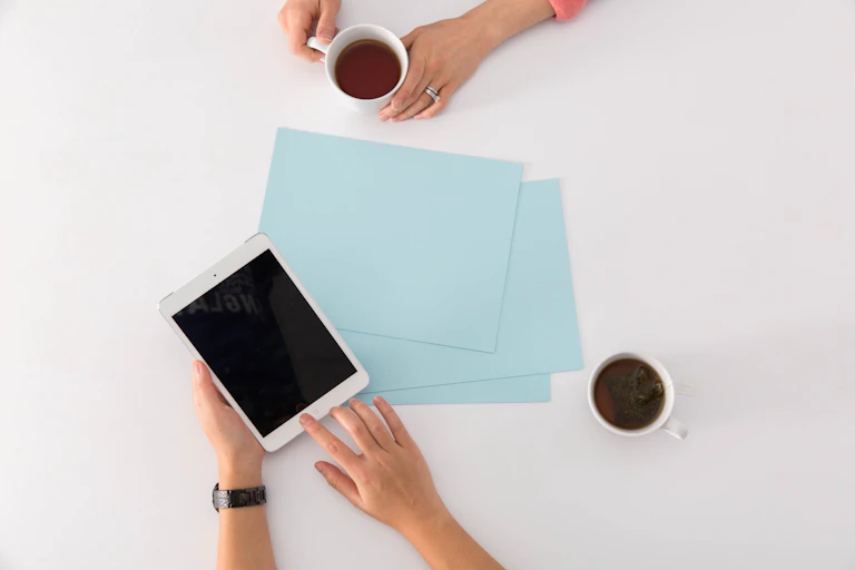 iPad junto a cuaderno y material para tomar apuntes