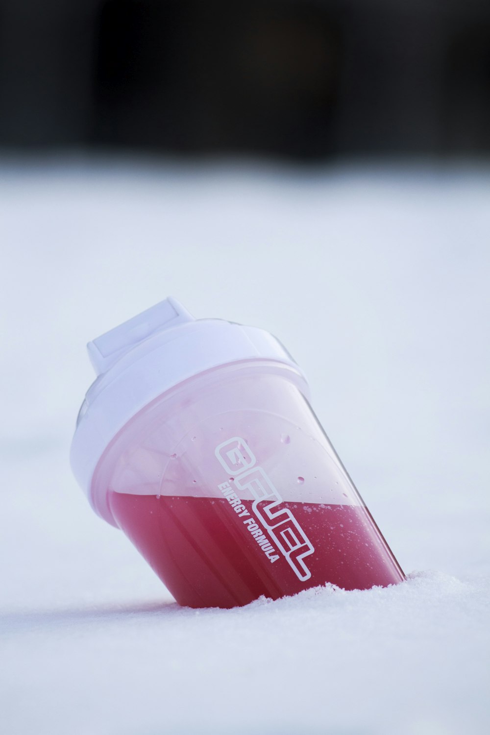 bottiglia Gfuel trasparente riempita su ghiaccio