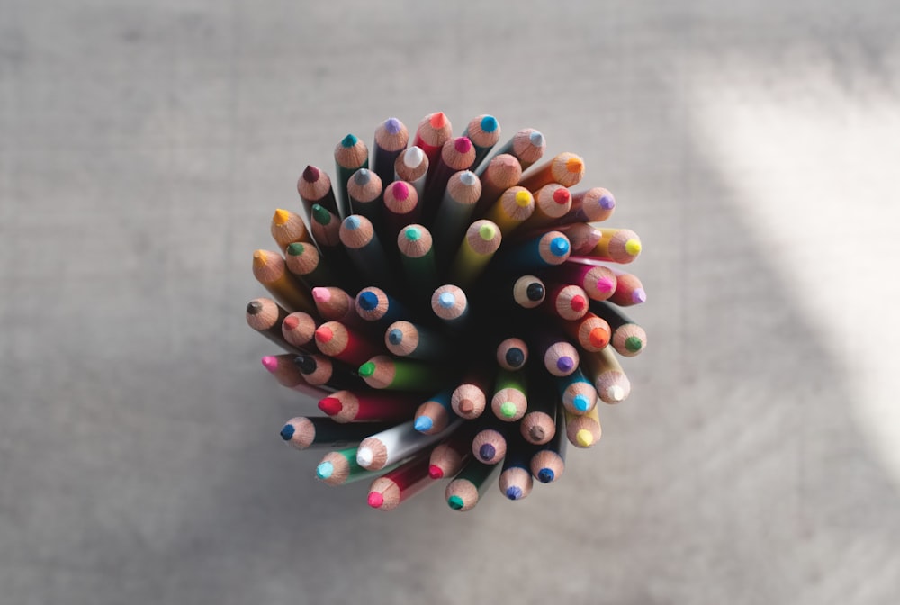 Photographie grand angle d’un lot de crayons de couleur