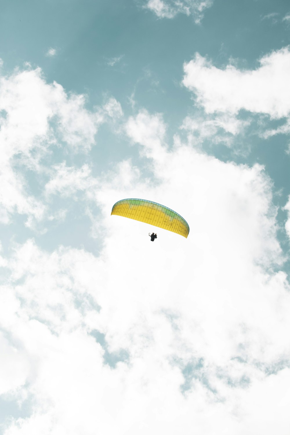 yellow paragliding