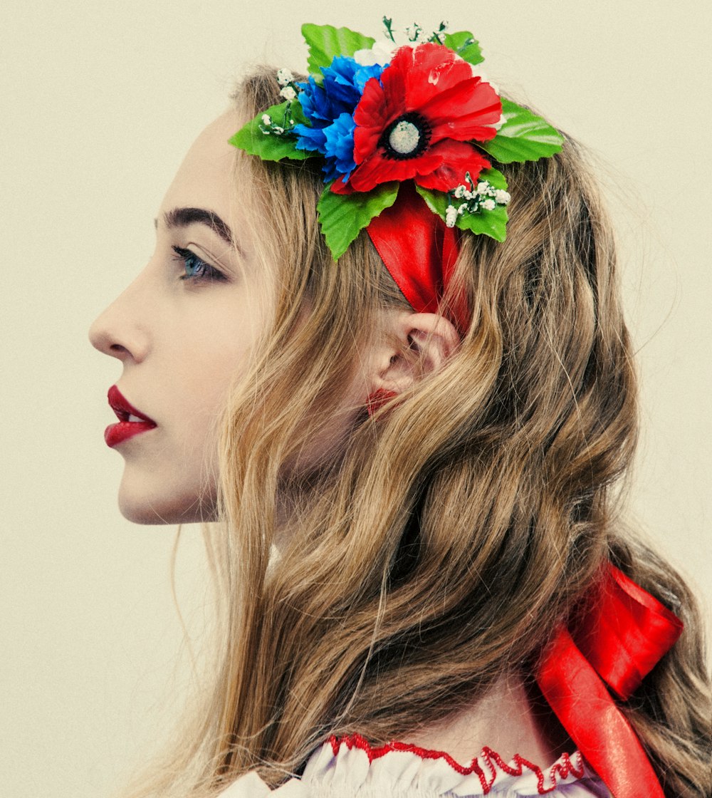 mulher vestindo vermelho e azul faixa floral da cabeça