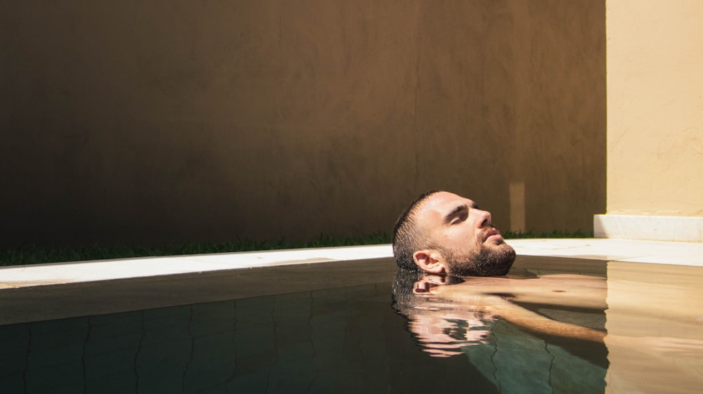 uomo che galleggia sull'acqua