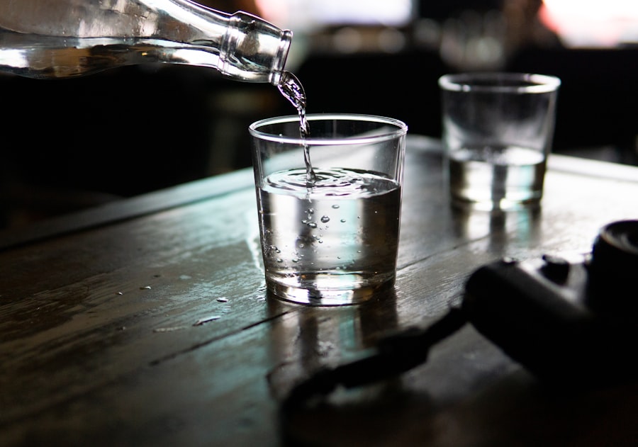 水從瓶子倒入玻璃杯，象徵適量、依個人狀況調整的飲水習慣